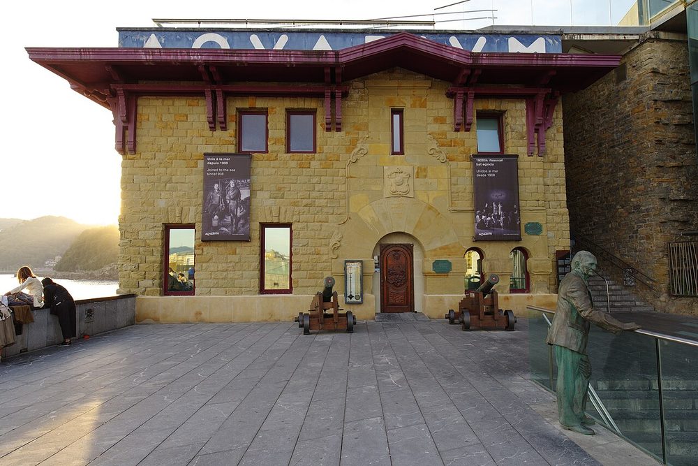 Fachada del Aquarium de Donostia junto al puerto