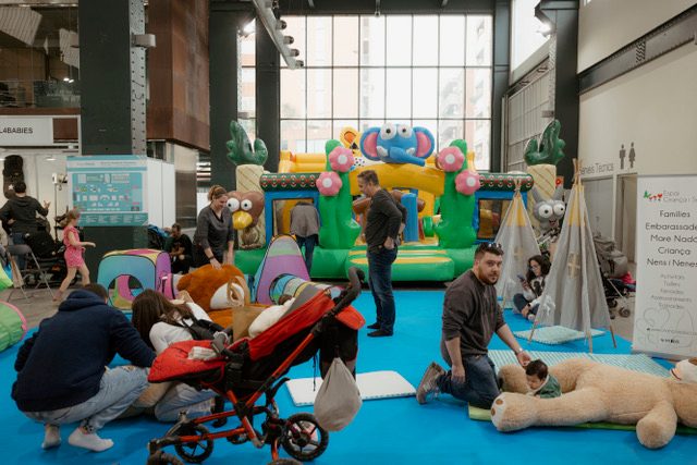 Zona infantil de ExpoNadó Sabadell con hinchable y tipis