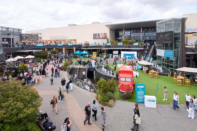Plaza Central de Nassica en Getafe, con zonas de césped y familias paseando