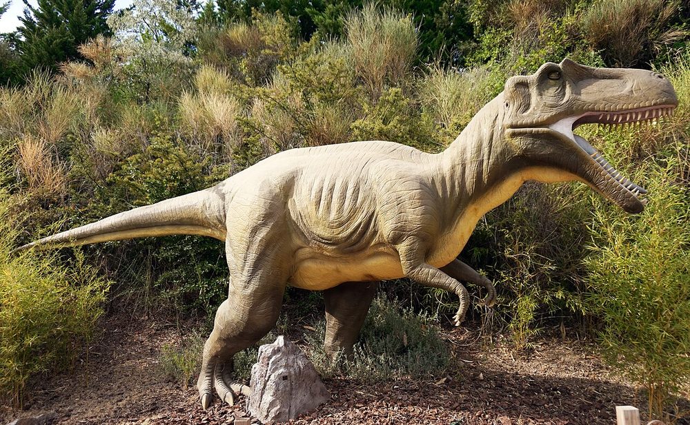 Réplica de dinosaurio entre la vegetación de Faunia