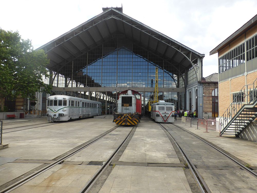 Trenes históricos en la nave de la estación de Delicias, sede del Museo del Ferrocarril