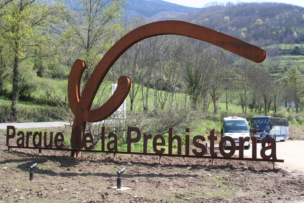 Letrero de entrada del Parque de la Prehistoria de Teverga